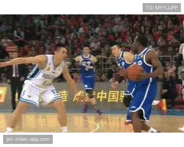 篮球规则中带球撞人如何界定防守合法位置与进攻犯规判罚